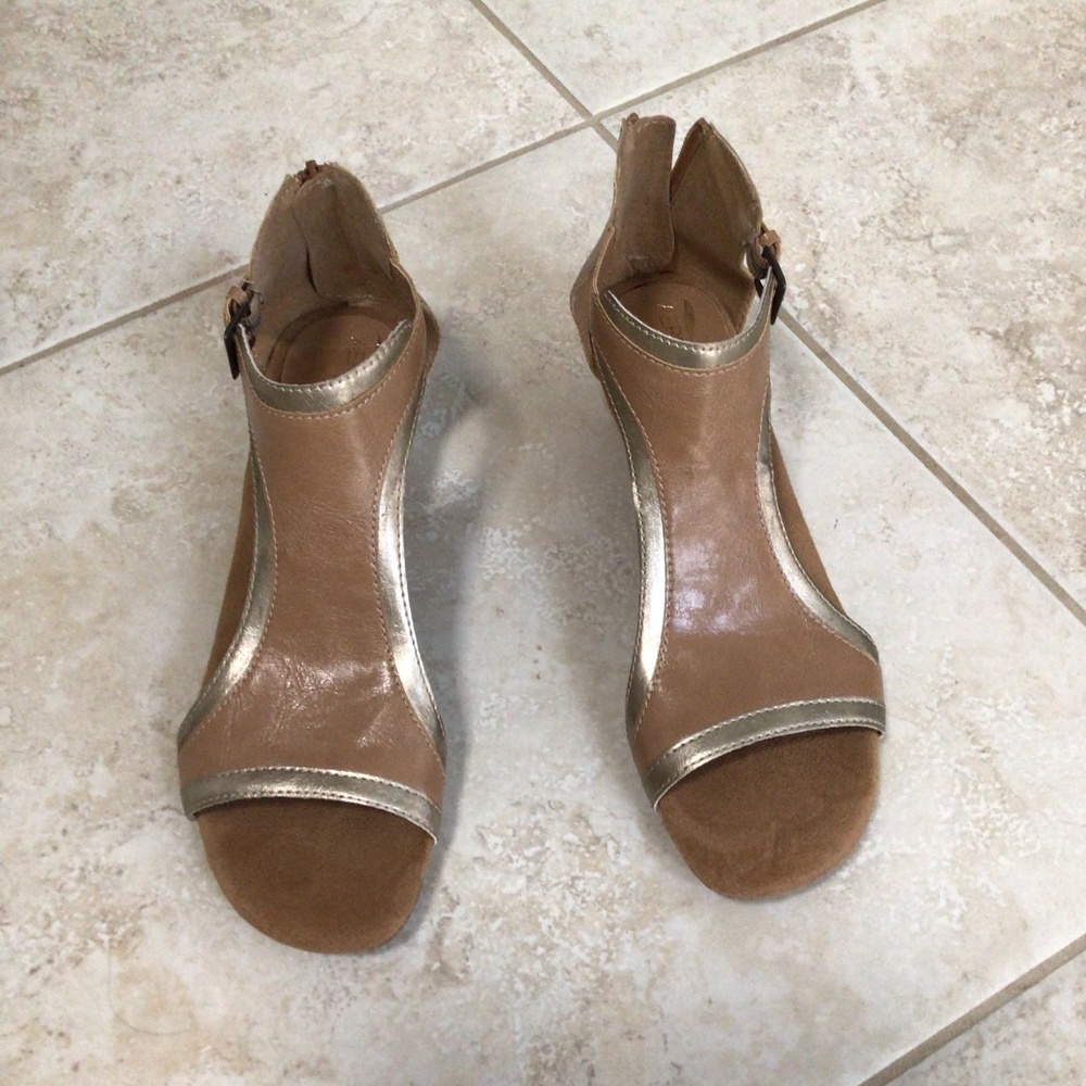 Aerosoles Heelrest Tan Gold Metallic Wedge Sandals Womens 9M YETORNO